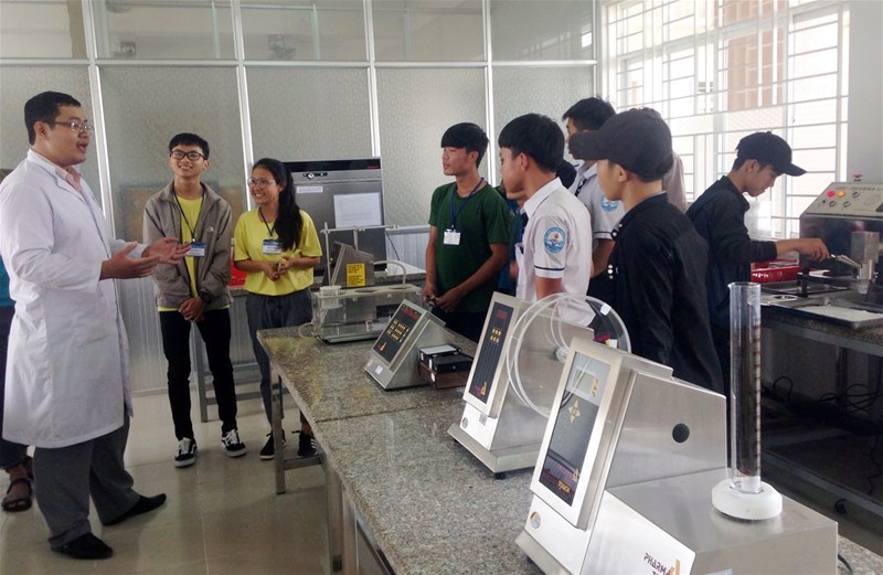 Cùng học sinh Trường Bùi Thị Xuân (Phan Thiết) “học thử” để chọn nghề