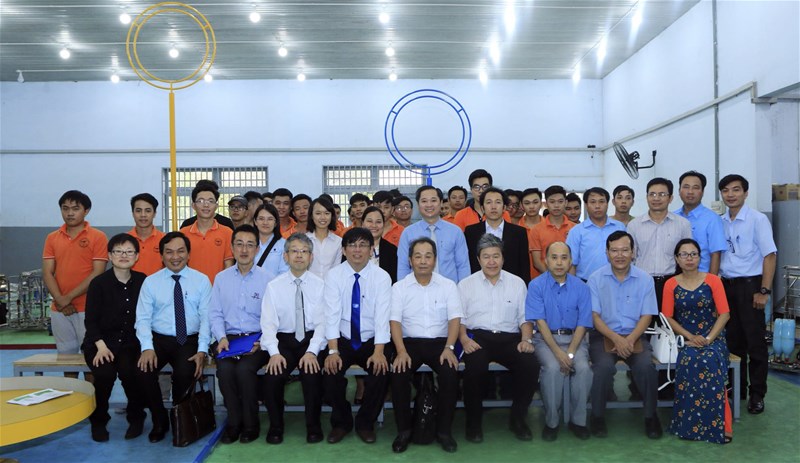 TOP 5 NGÀNH HỌC ĐÓN ĐẦU CÁCH MẠNG CÔNG NGHIỆP 4.0 Hiện nay chúng ta đang đứng trước cuộc cách mạng công nghiệp lần thứ 4 (cách mạng công nghiệp 4.0), hứa hẹn làm thay đổi xã hội loài người ở quy mô lớn và tác động sâu sắc đến tất cả các lĩnh vực. Có bạn cũng đang lo lắng khi nghe nói cách mạng công nghiệp 4.0 này sẽ cướp đi việc làm của hàng triệu người và các bạn đang băn khoăn ngành học của mình sắp tới có bị ảnh hưởng không? Cũng có bạn đang phân vân không biết nên chọn học ngành nào để đón đầu cách mạng công nghiệp 4.0 này! Đồng cảm và thấu hiểu được những băn khoăn lựa chọn ngành nghề của học sinh Trường TH, THCS, THPT Lê Qúy Đôn (Tp. Biên Hòa, tỉnh Đồng Nai), Trường Đại học Lạc Hồng đã tổ chức chuyên đề “Cuộc cách mạng 4.0 và chọn nghề thời đại 4.0”. Buổi tư vấn chuyên đề được Chuyên gia tư vấn Đoàn Thanh Vũ chia sẻ đã thu hút được nhiều học sinh tham gia. Thông qua buổi tư vấn chuyên đề giúp học sinh Trường TH, THCS, THPT Lê Qúy Đôn hiểu hơn về TOP 5 ngành học đón đầu cách mạng công nghiệp 4.0 tại Đại học Lạc Hồng! Chuyên gia tư vấn về Top 5 ngành học đón đầu cách mạnh công nghiệp 4.0 1. Ngành công nghệ thông tin – Bộ não của cách mạng công nghiệp 4.0 Công nghệ thông tin có vai trò cốt lõi của cách mạng công nghiệp 4.0 đánh dấu kỷ nguyên vạn vật kết nối Internet; Công nghệ thông tin được xem như bộ não điều khiển các hoạt động phát triển không ngừng của công nghệ Internet, Internet vạn vật, Internet kết nối thiết bị máy móc, kết nối quá trình vận hành của các nhà máy. Ngoài ra, công nghệ thông tin còn là sự hội tụ của công nghệ in 3D, công nghệ vật liệu tiên tiến, công nghệ lưu trữ;… Để bắt nhịp với thời cuộc cách mạng công nghiệp 4.0, các bạn thí sinh hãy nhanh chóng lựa chọn cho mình ngành Công nghệ thông tin của Trường Đại học Lạc Hồng nhé! 2. Ngành công nghệ kỹ thuật điện, điện tử; Công nghệ kỹ thuật điều khiển và tự động hóa; Công nghệ kỹ thuật cơ khí (Cơ điện tử) – Tâm điểm của cách mạng công nghiệp 4.0 Robot và trí tuệ nhân tạo là tâm điểm của cuộc cách mạng công nghệ 4.0. Việc robot thay thế con người trong các nhà hàng, các khu công nghiệp… giúp giảm chi phí sản xuất, tăng năng suất lao động. Điều này đã, đang và sẽ là xu hướng phát triển của xã hội, vì thế những nghề nghiệp liên quan đến nghiên cứu, chế tạo robot chắc chắn sẽ có cơ hội việc làm rộng mở trong thời gian tới; Sinh viên Lạc Hồng thành công trong cuộc thi sáng tạo Robocon Để chế tạo robot, cần nắm vững kiến thức liên quan đến 3 lĩnh vực gồm điện tử, tự động hóa và cơ khí. Như vậy, muốn theo đuổi những chú robot, các bạn nên chọn một trong các ngành sau: Công nghệ kỹ thuật điện, điện tử; Công nghệ kỹ thuật điều khiển và tự động hóa; Công nghệ kỹ thuật cơ khí (Cơ điện tử) của Trường Đại học Lạc Hồng, trường sẽ đưa ước mơ của bạn đến với hiện thực. 3. Ngành công nghệ sinh học – Thúc đẩy sự phát triển cách mạng công nghiệp 4.0 Ngành Công nghệ sinh học là ngành nghiên cứu và vận dụng sinh vật sống, kết hợp với quy trình và thiết bị kỹ thuật để sản xuất ở quy mô công nghiệp với các sản phẩm sinh học. Trong cuộc cách mạng công nghệ 4.0, ngành Công nghệ sinh học đóng vai trò quan trọng giúp nâng cao năng suất và sản lượng của các doanh nghiệp; Sinh viên Lạc Hồng trong buổi thực hành công nghệ sinh học Bên cạnh yếu tố công nghệ, vị thế của con người trong ngành này là không thể thay thế, con người chính là hạt nhân điều khiển, định hướng nghiên cứu và sản xuất sản phẩm sinh học. Các bạn thí sinh theo đuổi ngành Công nghệ sinh học tại Trường Đại học Lạc Hồng sẽ không lo thất nghiệp đâu nhé!