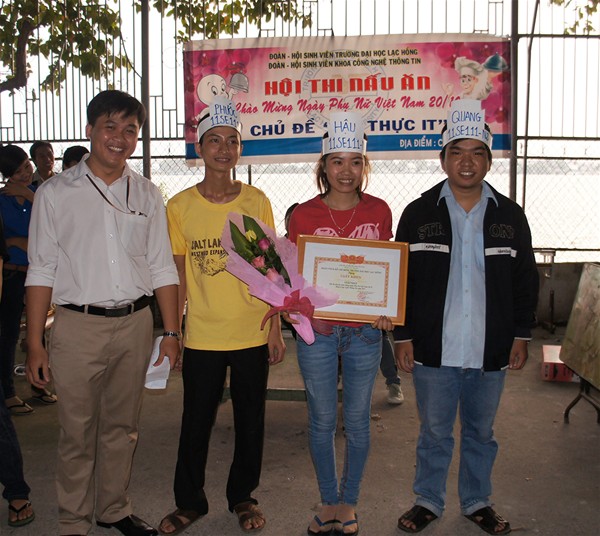 Giải nhất thuộc về đội 2 của lớp 11SE111.