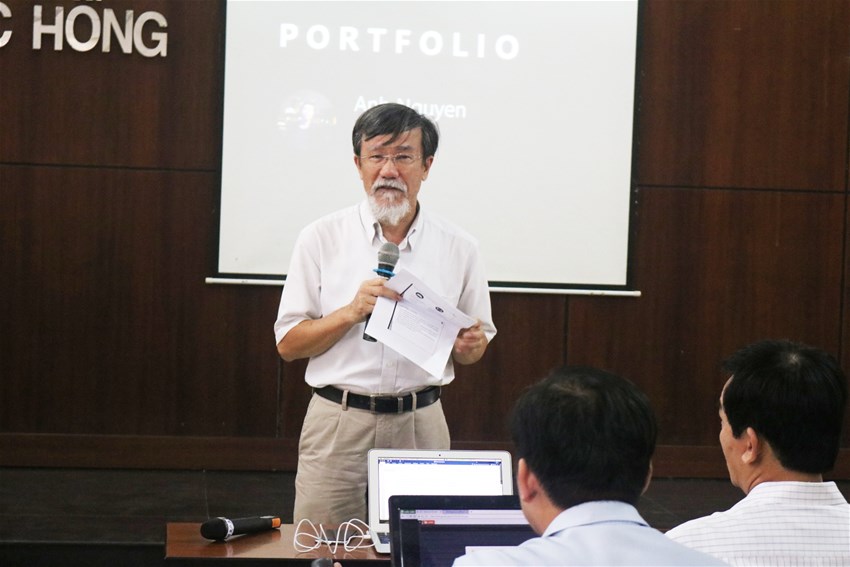 PGS.TS. Trần Văn Lăng giới thiệu về buổi giao lưu.