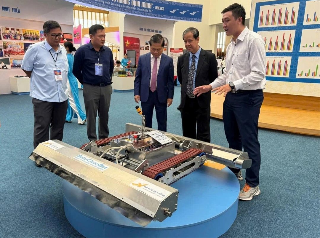 Robot vệ sinh pin năng lượng mặt trời tại triển lãm A80