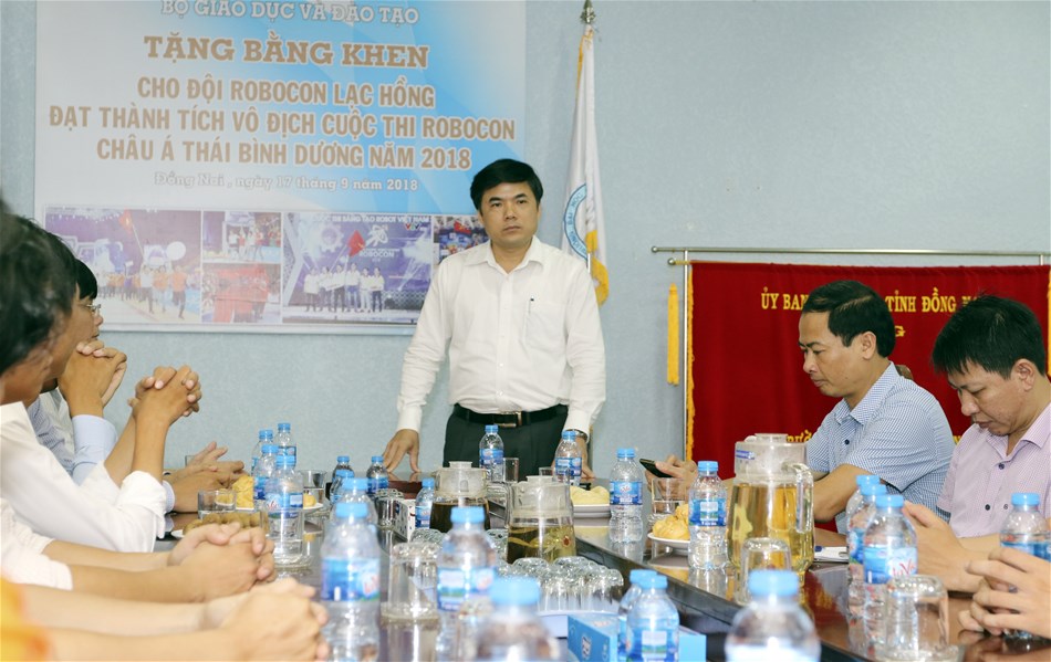 Sáng nay 17.9 đoàn công tác của BGD&DT do Ông Bùi Văn Linh – Vụ trưởng vụ giáo dục chính trị và Công tác HSSV làm trưởng đoàn đã đến Trường Đại học Lạc Hồng để trao bằng khen của Bộ GD&ĐT cho đội truyển LH – GALAXY của Trường vừa giành chức vô địch robocon ABU 2018. Cạnh đó, buổi lễ có sự tham dự của Ông Nguyễn Xuân An Việt – GĐ Trung tâm báo chí Bộ GD&ĐT; Ông Hồ Như Duyến – Trưởng phòng nghiệp vụ Trung tâm phát triển GD&ĐT phía Nam. Phía nhà trường có TS.Lâm Thành Hiển – Phó Hiệu trưởng thường trực cùng quý thầy cô trong BGH, lãnh đạo Khoa Cơ điện – Điện tử và các thành viên đội tuyển LH - GALAXY Tại buổi trao bằng khen, Ông Bùi Văn Linh đã điểm lại những chiến thắng của phong trào robocon Lạc Hồng trong những năm qua (7 lần vô địch Robocon Quốc Gia; 3 lần vô địch Robocon ABU, trong đó có 2 năm liên tiếp vô địch 2017 – 2018), nhất là thành tích vừa qua trước những đối thủ nặng ký như Nhật Bản và Trung Quốc, mang về vinh dự cho nước chủ nhà trong trận chung kết ABU 2018. Qua đó, Vụ trưởng nhấn mạnh giá trị trí tuệ của sân chơi Robocon và vai trò của sinh viên Việt Nam nói chung, sinh viên Lạc Hồng nói riêng trong suốt lịch sử tổ chức Robocon. Trước cuộc cách mạng công nghiệp 4.0, nhà trường cần đẩy mạnh đổi mới sáng tạo và đưa thành quả trong phong trào sáng tạo robot vào hoạt động thực tiễn phục vụ đời sống sản xuất. Riêng với sinh viên cần tiếp tục tích cực học tập và trau đồi đạo đức trí tuệ để có cơ hội phát triển hơn trong tương lai. Với tốc độ phát triển và đầu tư của nhà trường trong những năm qua, mong rằng bên cạnh phong trào robocon, Đại học Lạc Hồng còn gặt hái nhiều thành công hơn nữa trong sự nghiệp giáo dục.