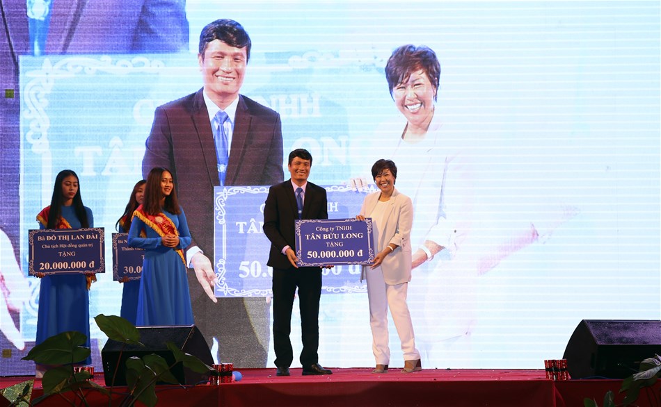 Đại học Lạc Hồng (LHU) chào đón Tân sinh viên 2018 bằng các chính sách học bổng dành cho thí sinh xét tuyển bằng kết quả thi THPT quốc gia và xét tuyển thông qua học bạ cấp 3, gồm các học bổng 100%, 50%, 30 và 20% giá trị học phí năm học. Qua đó nổi bật nhất là học bổng trị giá 100% học phí vừa được LHU long trọng xét và trao tặng tại Lễ Khai giảng năm học 2018 – 2019, tổng trị giá hơn 500 triệu đồng, tương ứng 18 suất “học bổng thủ khoa đầu vào” và 4 suất học bổng cho sinh viên đạt giải học sinh giỏi quốc gia. Nhân rộng quy mô “học bổng thủ khoa” tôn vinh những tấm gương điển hình Trong nhiều năm qua, LHU luôn là một trong những trường đại học được đông đảo thí sinh và phụ huynh quan tâm lựa chọn. Bên cạnh giá trị từ chương trình đào tạo thực tiễn và môi trường học tập năng động, hiện đại, điểm cộng của LHU còn đến từ các chính sách hỗ trợ và học bổng thiết thực dành cho sinh viên. Khác với thường lệ, việc trao học bổng đầu vào chỉ nhắm đến 1 đối tượng duy nhất có số điểm cao nhất. Tuy nhiên trong 2 năm trở lại đây, để khuyến khích và động viên các thế hệ sinh viên nỗ lực hơn trong học tập, LHU tăng cường hình thức xét tặng học bổng đầu vào. Theo đó, LHU mở rộng học bổng theo từng Khoa, và mỗi mùa tuyển sinh ứng với mỗi hình thức trúng tuyển sẽ chọn ra thí sinh có số điểm cao nhất. “Học bổng thủ khoa đầu vào” không phân biệt hình thức xét tuyển Tại LHU, dù thí sinh xét tuyển bằng hình thức nào (Kỳ thi THPT Quốc gia và Học bạ lớp 12) đều có cơ hội xét tặng học bổng như nhau, chỉ cần sở hữu số điểm cao nhất so với các thí sinh khác xét tuyển cùng Khoa cùng hình thức. Như vậy, năm 2018, với 2 hình thức xét truyển, cùng 9 Khoa chuyên môn, LHU đã chọn ra và trao tặng 18 suất học bổng thủ khoa, tương đương 100% học phí năm học. Trong đó, riêng ngành Dược là 32 triệu đồng/suất, các ngành còn lại 22 triệu đồng/suất… Đây không chỉ là phần thưởng xứng đáng cho nỗ lực và thành quả của các tân sinh viên, mà còn là nguồn động viên đồng hành cùng sinh viên trong suốt quá trình học tập, rèn luyện tại LHU. Qua đó, tôn vinh những tấm gương điển hình làm động lực cho sinh viên mỗi Khoa cố găng vươn lên. Chính sách học bổng đa dạng tại LHU chính là hình thức động viên kịp thời và thiết thực cho những nỗ lực của thí sinh; giúp các bạn có thêm động lực không ngừng phấn đấu hoàn thiện bản thân trong học tập và cuộc sống, tạo môi trường lý tưởng để sinh viên phát triển toàn diện.