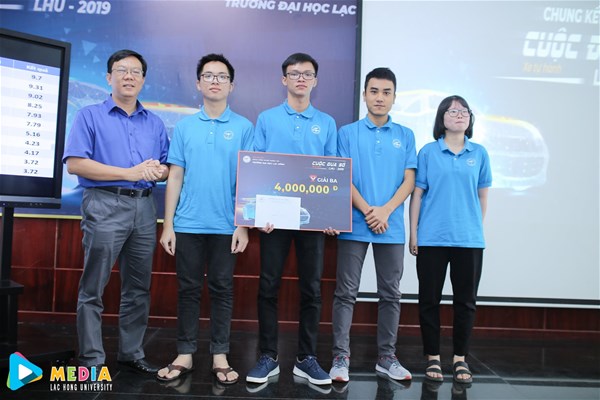 Xuất sắc vượt qua các thử thách của Vòng Chung kết Cuộc đua số LHU lần I/2019, giải thưởng cao nhất của cuột thi trị giá 12 triệu đồng, đã gọi tên đội LHU – HHP. Đây cũng là đội đoạt giải Thuật toán hay nhất của cuộc thi.