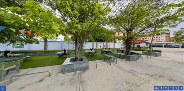 Sân trường tại cơ sở 1 Những tán cây rũ bóng hơi bị thơ mộng vào mỗi buổi chiều tà luôn đấy