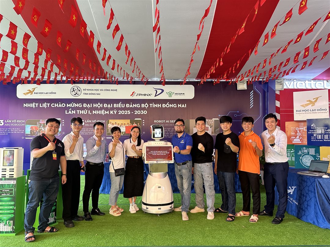 Lạc Hồng mang công nghệ đến Đại hội Đảng tỉnh Đồng Nai lần 1 (2025 - 2030)  Trong khuôn khổ Đại hội đại biểu Đảng bộ tỉnh Đồng Nai lần I, nhiệm kỳ 2025 – 2030, Trường Đại học Lạc Hồng (LHU) vinh dự góp mặt với vai trò đơn vị tham gia triển lãm, giới thiệu các sản phẩm nghiên cứu khoa học, giải pháp công nghệ và mô hình sáng tạo tiêu biểu. Đây là dịp để LHU khẳng định vị thế trong nghiên cứu khoa học, đổi mới sáng tạo và chuyển giao công nghệ, đồng thời thể hiện trách nhiệm của nhà trường trong việc đồng hành cùng sự phát triển bền vững của tỉnh nhà. Tập thể giảng viên, cán bộ LHU tại gian hàng triển lãm công nghệ, đồng hành cùng Đại hội Đảng bộ tỉnh Đồng Nai lần I (2025 – 2030). Không gian triển lãm của LHU đã để lại ấn tượng mạnh mẽ với các sản phẩm nổi bật như Robot AI Service; các sản phẩm nghiên cứu trong lĩnh vực dược phẩm; công nghệ thực phẩm; cùng những mô hình sáng tạo ứng dụng trong thực tiễn. Robot AI Service của Đại học Lạc Hồng gây ấn tượng mạnh, thu hút sự chú ý của các đại biểu tại không gian triển lãm. Đặc biệt, trong sáng ngày 28/9/2025, Đ/c Vũ Hồng Văn – Bí thư Tỉnh uỷ, Trưởng Đoàn đại biểu Quốc hội tỉnh Đồng Nai cùng các đồng chí lãnh đạo tỉnh đã đến tham quan, tìm hiểu các sản phẩm công nghệ của LHU. Sự quan tâm, động viên và ghi nhận từ lãnh đạo tỉnh chính là nguồn khích lệ to lớn, tiếp thêm động lực để thầy và trò Lạc Hồng tiếp tục khẳng định vai trò tiên phong trong nghiên cứu khoa học, đổi mới sáng tạo và chuyển giao công nghệ. Đ/c Vũ Hồng Văn – Bí thư Tỉnh ủy, Trưởng Đoàn ĐBQH tỉnh Đồng Nai, bày tỏ sự quan tâm đến sản phẩm công nghệ do giảng viên và sinh viên LHU nghiên cứu, phát triển. Sự hiện diện của LHU tại Đại hội lần này không chỉ dừng lại ở việc hoạt động trưng bày sản phẩm, mà còn là lời khẳng định về cam kết phát triển bền vững theo phương châm “Chất lượng – Uy tín – Tiên phong”. Những công trình, giải pháp được giới thiệu chính là minh chứng cho khát vọng của LHU trong việc đồng hành cùng tỉnh Đồng Nai ở giai đoạn phát triển mới. Tại Đồng Nai, LHU chính là địa chỉ đào tạo gắn liền thực tiễn khoa học – công nghệ. Hằng năm, Trường đào tạo đội ngũ kỹ sư, cử nhân, thạc sĩ, tiến sĩ… chất lượng, giữ vai trò then chốt cho sự bứt phá và hội nhập.  Với niềm tự hào về thành tích quốc tế (3 lần vô địch ABU Robocon, 5 lần vô địch Shell Eco Marathon Asia, 10 lần vô địch Robocon Việt Nam), Đại học Lạc Hồng tiếp tục khẳng định vị thế tiên phong, sẵn sàng hội nhập toàn cầu và đóng góp tích cực cho cộng đồng.  Một số hình ảnh tại gian hàng triển lãm của Đại học Lạc Hồng: