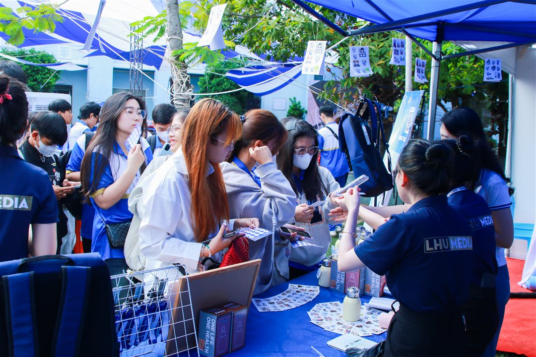 LHU Student Fest 2025 “bào tim” K28 trong ngày ra mắt
