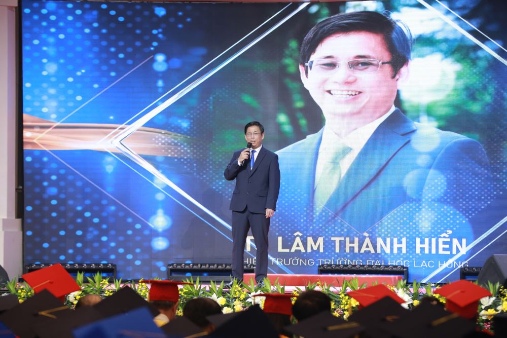 Gần 800 tân Khoa LHU tốt nghiệp trong cảm xúc và tự hào