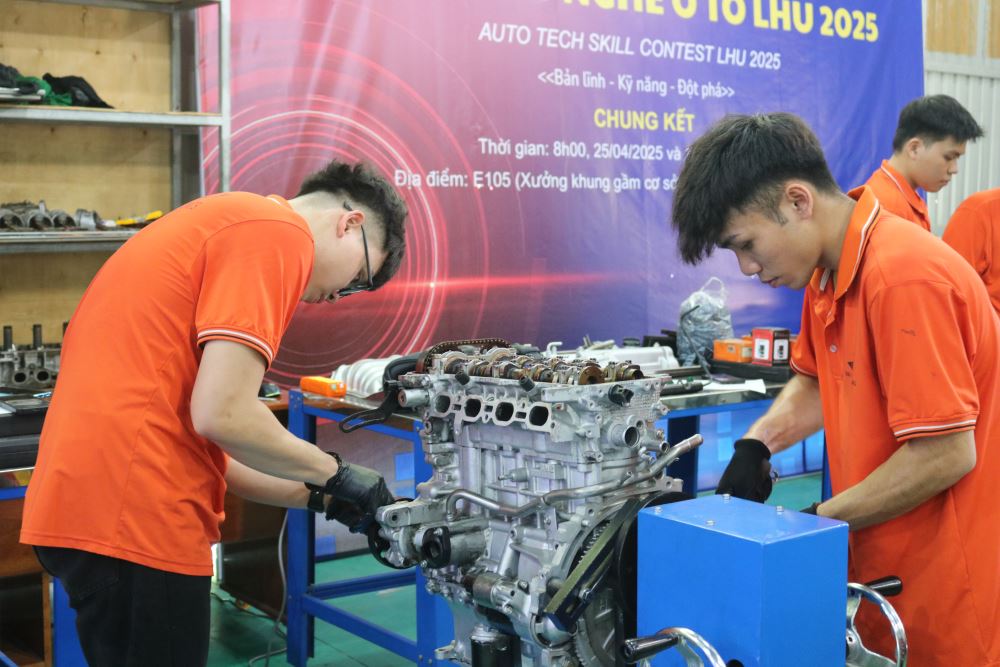 Sinh viên ngành Công nghệ Kỹ thuật Ô tô rèn luyện tại nghề tại LHU 