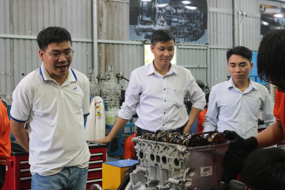 Sinh viên ngành Công nghệ Kỹ thuật Ô tô rèn luyện tại nghề tại LHU 