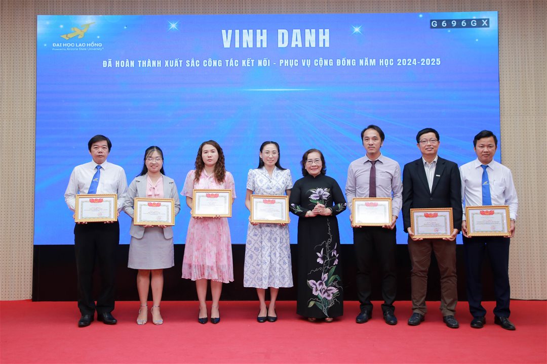 Vinh danh khen thưởng các cá nhân, nhóm tác giả trong lĩnh vực Khoa học và Công nghệ, kết nối phục vụ cộng đồng, và công tác sinh viên