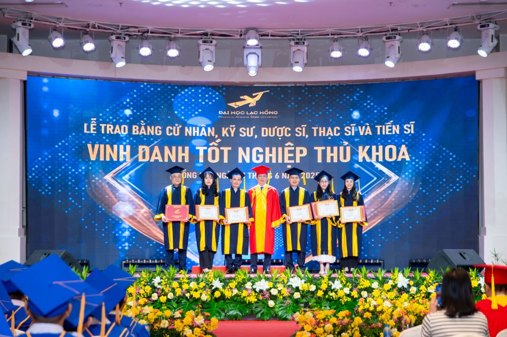 Gần 800 tân Khoa LHU tốt nghiệp trong cảm xúc và tự hào