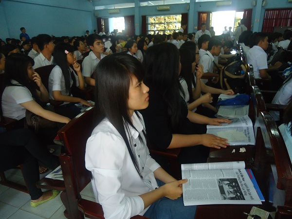 Các em chăm chú lắng nghe về Ngành Dược sĩ Đại học của Trường ĐH Lạc Hồng