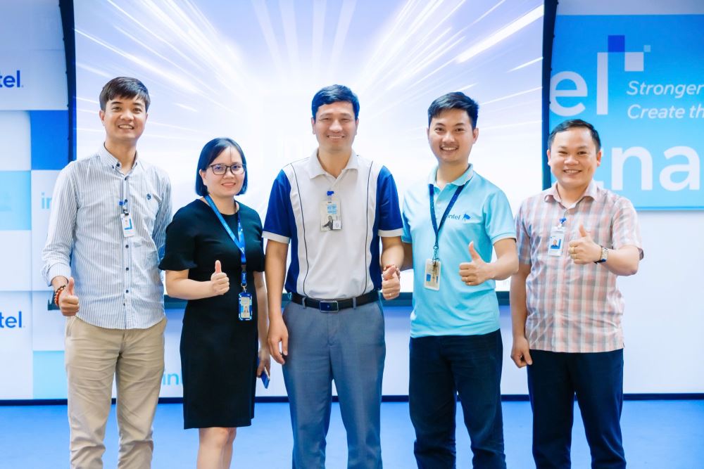 Giáo viên và sinh viên LHU tham quan công ty Intel: Hành trình trải nghiệm và học hỏi Ngày 24/12/2024, đoàn giáo viên và sinh viên ngành Công nghệ Kỹ thuật Vi mạch của Trường Đại học Lạc Hồng (LHU) đã có cơ hội tham quan và học hỏi tại công ty Intel, một trong những tập đoàn hàng đầu thế giới trong lĩnh vực công nghệ bán dẫn. Chuyến tham quan không chỉ mang lại những kiến thức chuyên môn quý báu mà còn mở ra nhiều cảm hứng cho các bạn trẻ đang theo đuổi lĩnh vực vi mạch đầy tiềm năng. Giao lưu với cựu sinh viên tại Intel Một điểm nhấn đặc biệt trong chương trình là buổi giao lưu với các anh chị cựu sinh viên LHU hiện đang làm việc tại Intel. Bằng sự nhiệt huyết và kinh nghiệm của mình, các anh chị đã chia sẻ về môi trường làm việc chuyên nghiệp tại Intel, những kỹ năng quan trọng để phát triển sự nghiệp, và các kiến thức mà sinh viên cần tập trung ngay từ trên ghế nhà trường. Những câu chuyện thực tế từ các anh chị đã khơi gợi sự tự tin và động lực cho các bạn sinh viên, giúp họ định hướng rõ hơn về con đường phía trước. Khám phá quy trình sản xuất chip hiện đại Đoàn đã được tận mắt chứng kiến các quy trình sản xuất chip tiên tiến của Intel. Đây là cơ hội hiếm có để giáo viên và sinh viên hiểu rõ hơn về các bước sản xuất, từ thiết kế đến hoàn thiện một con chip, và tầm quan trọng của từng công đoạn trong việc đảm bảo chất lượng sản phẩm. Những kiến thức này không chỉ mở rộng hiểu biết mà còn giúp các bạn sinh viên hình dung cụ thể hơn về vai trò của mình trong ngành công nghiệp vi mạch tương lai. Tham quan môi trường làm việc đẳng cấp Ngoài việc tìm hiểu về chuyên môn, đoàn còn được tham quan môi trường làm việc hiện đại của Intel. Các khu làm việc của kỹ sư, khu vực sản xuất, và các không gian giải trí, thư giãn dành cho nhân viên đã để lại ấn tượng mạnh mẽ. Sự đầu tư bài bản vào cơ sở vật chất và phúc lợi cho nhân viên tại Intel chính là minh chứng cho văn hóa doanh nghiệp tiên tiến, khuyến khích sự sáng tạo và gắn kết lâu dài.