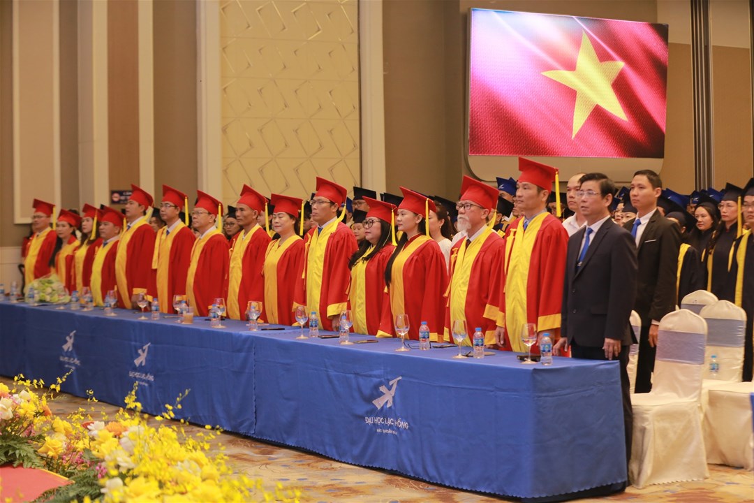 Lễ tốt nghiệp Đai học Lạc Hồng